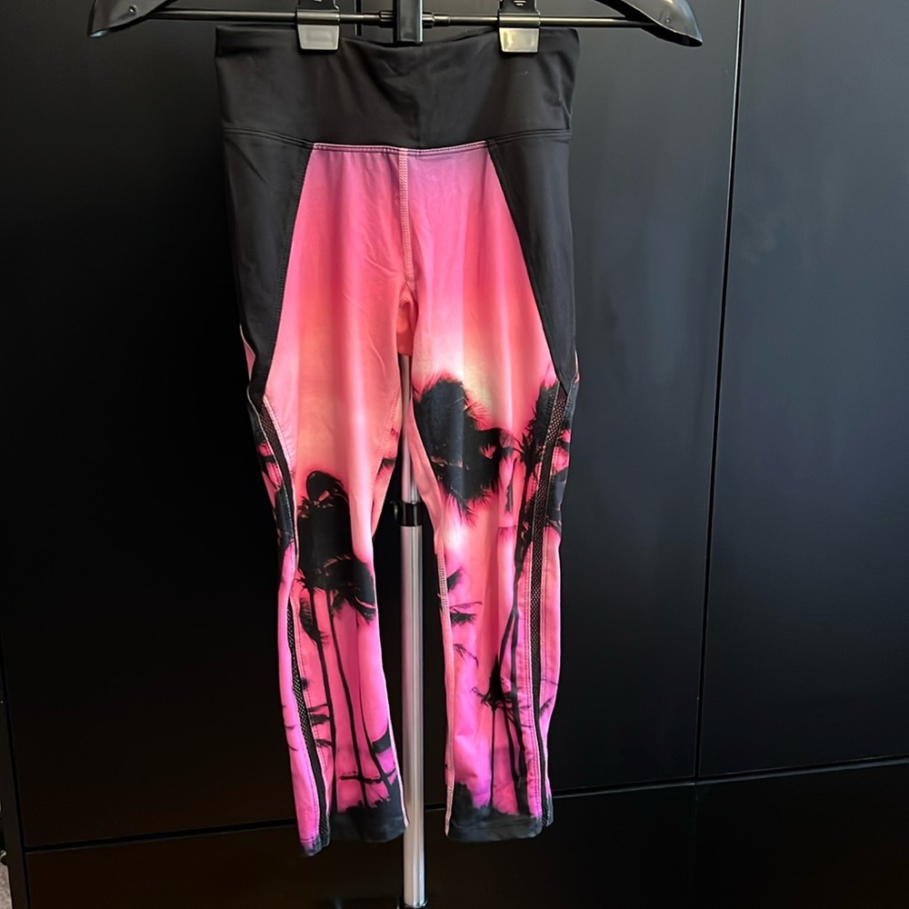 Beautiful Betsey Johnson sunset leggings (capri style)